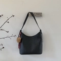 Detail der schwarzen handgewebten Hobo-Beuteltasche mit Plüschbär und Streifenband - Schwarz mit Anhänger