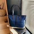 Sac fourre-tout en denim bleu foncé et cuir avec rivets dorés et cordon de serrage - Bleu foncé
