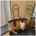 Détail du sac cabas en daim marron avec anses en cuir noir et breloque ourson - Avec Pendentif / Marron