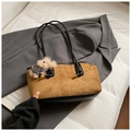 Detalle de bolso de hombro de ante marrón con correa negra y colgante de osito de peluche - Con Colgante / Marrón