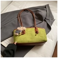 Detalle de bolso bandolera de ante verde con correa de cuero marrón y colgante de oso - Con Colgante / Verde
