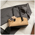 Detalle de bolso tote de ante caqui con correas de cuero negro y colgante de osito - Con Colgante / Caqui