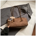 Detalle de bolso tote vintage en ante marrón con herrajes dorados y colgante de oso de peluche - Con Colgante / Marrón
