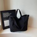 Bolso tote versátil de lona negra con correa para mujer en un estilo minimalista - Negro sin Colgante