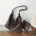 Bolso tote minimalista de cuero marrón oscuro con estuche a juego y detalle de nudo - café
