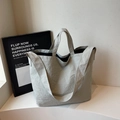 Bolso tote minimalista de lona gris claro con superficie texturizada y correa de hombro - Gris Sin Colgante