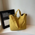 Bolso tote minimalista de nailon lavado amarillo con asas y correa ancha - Amarillo sin colgante