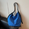Bolso tote de lona de gamuza azul marino con correa ajustable de cuero negro - Talla única / Azul