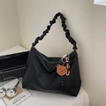 Grand sac à main noir en cuir grainé avec bandoulière plissée et porte-clés ours - Noir (Avec Pendentif)