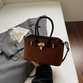 Sac coquille en daim marron avec lanières en cuir noir et cadenas doré de style chic - Marron