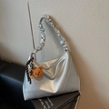 Sac à épaule argenté en cuir métallisé avec coutures en V et breloque ours - Argent (Avec Pendentif)