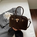 Sac fourre-tout chic en daim caramel avec fermoir métallique et poignées en cuir lisse - Vert / 0.7