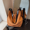 Bolso tote de ante marrón con correa de cuero negro ajustable y hebilla plateada - Talla única / Marrón