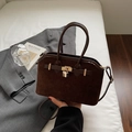 Sac fourre-tout minimaliste en daim marron foncé avec fermoir doré et bandoulière - café