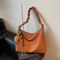 Sac fourre-tout marron en simili cuir avec anses froncées et charme d'ours peluche - Marron (Avec Pendentif)