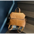 Sac à dos seau marron en cuir vintage sur des marches en bois, style urbain - Taille unique / Marron