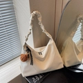 Sac hobo beige en cuir grainé avec bandoulière plissée et charmant pendentif ours - Blanc (Avec Pendentif)
