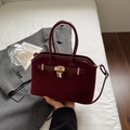 Sac fourre-tout élégant en daim bordeaux avec serrure dorée et poignées en cuir - Bordeaux