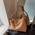 Sac hobo en cuir marron avec poignée plissée et détail de breloque ours mignon - Kaki (Avec Pendentif)