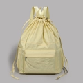 Detalle de una mochila ligera amarillo pálido con cordón, bolsillo frontal y textura de nailon - Amarillo