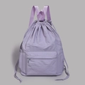 Detalle de mochila ligera de nailon lavanda con cordón y múltiples bolsillos - Morado