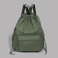 Detalle de la mochila ligera de nailon impermeable verde oscuro con cierre de cordón y bolsillo - Verde
