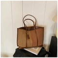Detalle del bolso tote de retazos multicolor con tejido de punto y asas de cuero marrón - Caqui & Marrón