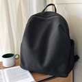 Minimalistischer schwarzer atmungsaktiver Mesh-Rucksack auf Holztisch für Alltag - Schwarz