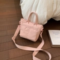 Detail der rosa gesteppten Handtasche mit weichem Nylonstoff und verstellbarem Schultergurt - Hellrosa