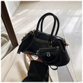 Détail d'un sac à main noir brillant avec logo a argenté et petite pochette amovible - Noir