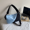 Bolso tote minimalista de nailon azul y negro con correa ancha ajustable - Sin colgante / Azul