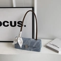 Borsa baguette in denim azzurro con tracolla in pelle, foulard e fibbia diamantata - Blu e Marrone