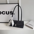 Borsa baguette grigio scuro minimalista con sciarpa di seta e fibbia in metallo - Nero