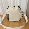 Vielseitige beige Nylon-Umhängetasche mit Kordelzug und schwarzer Netztasche - Weiß