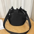 Minimalistische schwarze Nylon-Beuteltasche mit Netzseitentasche und breitem verstellbarem Gurt - Schwarz