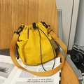 Leuchtend gelbe Nylon-Beuteltasche mit Kordelzug, seitlichem Netzfach und Schultergurt - Gelb
