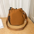 Zimtbraune Nylon-Beuteltasche mit Kordelzug, Netzseitentaschen und verstellbarem Gurt - Braun