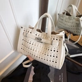 Elegante borsa a mano color crema in pelle traforata con chiusura a scatto e tracolla - Bianco