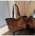 Detailansicht der Leopard-Wildleder-Tasche mit Kunstlederriemen und Gold-Schnalle - Hellbraun Leopard