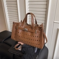 Borsa a mano in pelle marrone traforata con chiusura a scatto argento e tracolla - Marrone