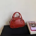 Mini bolso Boston retro marrón rojizo en cuero sintético texturizado con tachuelas - Rojo