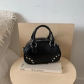 Bolso tipo almohada minimalista de cuero negro con remaches plateados y aros de metal mujer - Negro
