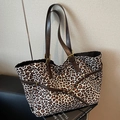 Leopard-Shopper aus Wildlederimitat mit dunkelbraunen Lederriemen und Metallschnallen - Weißer Leopard