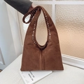 Sac bandoulière en daim marron avec rivets argentés et style rétro décontracté - Marron