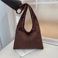 Sac hobo marron foncé en daim avec rivets vintage et grande capacité d'épaule - Marron