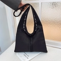 Sac hobo en toile noir profond avec rivets argentés vintage et large bandoulière - Noir