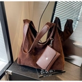 Detalle del bolso tote vintage de ante marrón oscuro con mini monedero a juego incluido - café