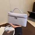 Petit sac à main carré minimaliste lavande avec motif crocodile et détails argentés - Violet