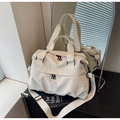 Primer plano del bolso tote de nailon beige con cremallera negra y correa ajustable - Blanco