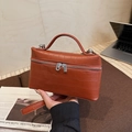 Sac à main marron avec motif crocodile, fermeture éclair argentée et poignée - Orange